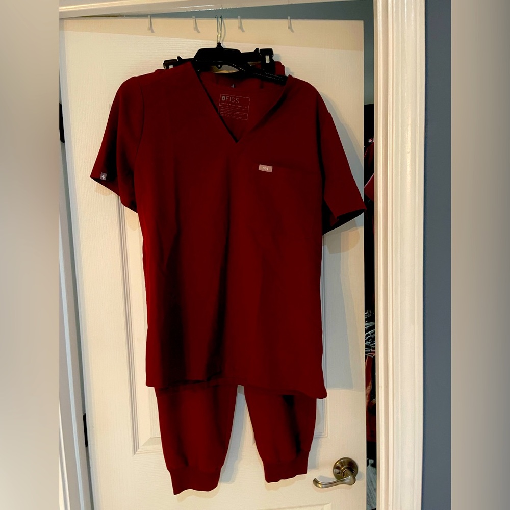 Figs XL scrub top and jogger bottoms.  Maroon in color